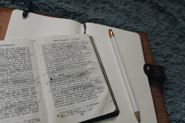 📸: Studying the Greek New Testament, by [@kellysikkema](https://unsplash.com/@kellysikkema)